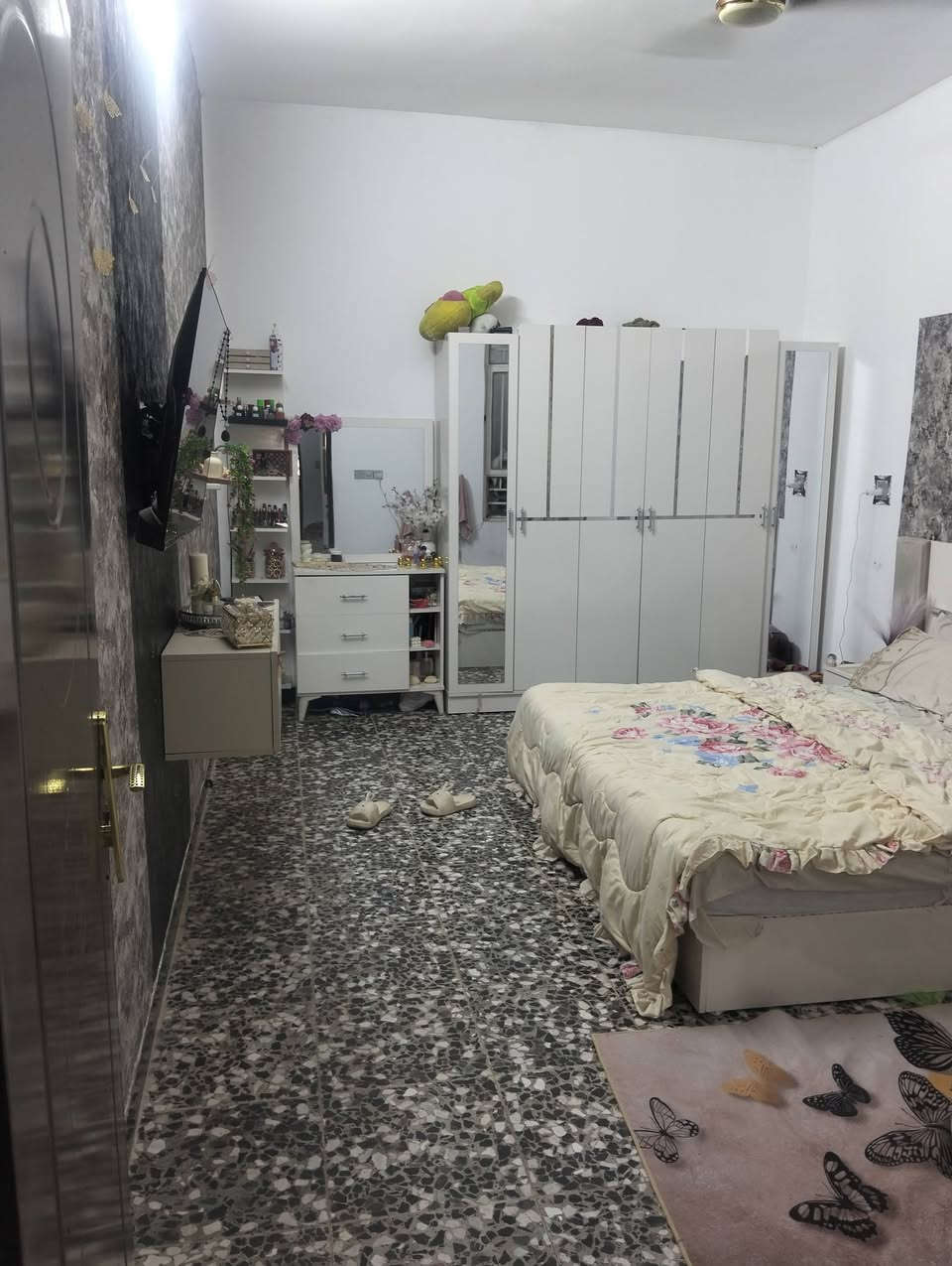 السلام عليكم بيت المساحة 150 متر الواجهة 7.50  النزال 20 التفاصيل داخل المقطع العنوان شارع المضخه في شارع البزل منطقة حي الأمل المنطقه ماء كهرباء وتبليط للأستفسار الأتصال ع الرقم ***********

