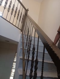 تنضيف وصبغ الشبابيك يوجد كادر كامل التنضيف الشبابيك  والصبغ مكاني بغدا...