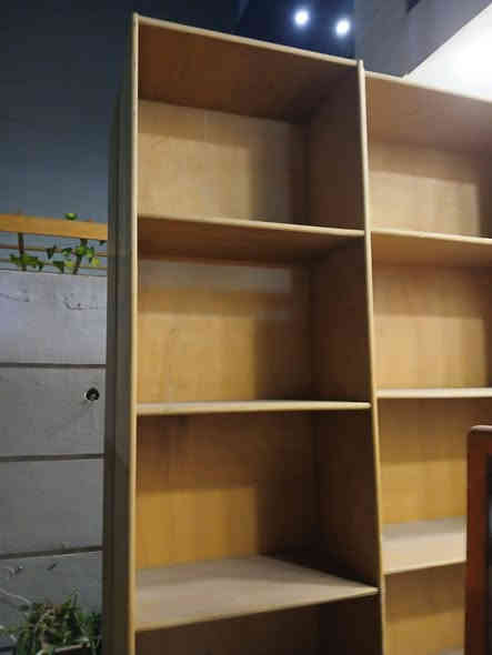 بوفيه ٦ قطع سعر القطعه الوحده ٢٥ بيه مجال خشب صاج نضيفه اي ضرر مابيه مكانه اليرموك 
***********
