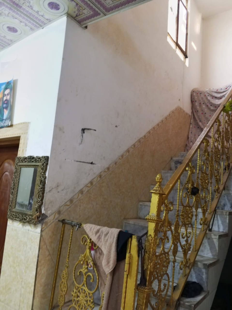 سلام عليكم بيت خلف الملعب الشارع الرابع مساعه 200 يتكون من غرفتين وبراني وهول ومطبخ وطارمه وصحيات تهويه داير البيت 

عرض الشارع 10 متر 
الستفسار اكثر نتصال علرقم 
***********
