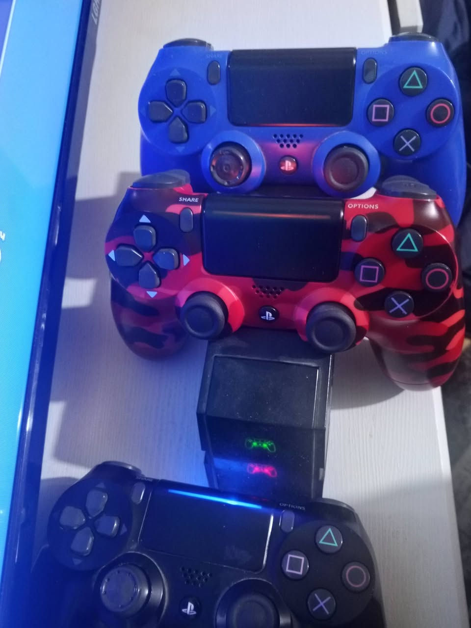 بلي فور هارد داخلي هارد خارجي بلي مهكر مع 3 جوستكات وحده اصليه وثنين تجاري اتصال عل هذا رقم *********** سعر 300 وبيه مجال
