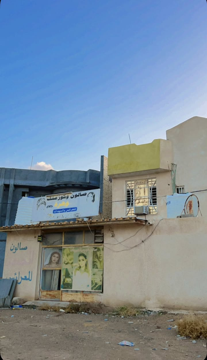 اللهم صلي على محمد وآل محمد 
بيت طابو صرف طابقين بناء طابوق حديث مسلح
العنوان بابل طريق كربلاء الاسكندريه مجمع حطين السكني 
البيت ركن مساحته 250 متر
يحتوي على 6 غرف نوم كبيرة الحجم
يحتوي على استقبال وحديقه بلاضافه يوجد محل بصف البيت 10*10 يُصلح للاستثمار
مطبخ وصاله ومنّور 
وصحيات خارجيه وداخليه وصحيات في الطابق الثاني 
يحتوي الطابق الثاني على 4 غرف نوم وصحيات وصاله وبلكونه
يُصلح البيت للاستثمار بسبب موقعه التجاري المميز محلات او عيادات طبيه او روضه ومدرسه اهليه ومعهد تدريسي او مكتب عقاري بسبب موقعه التجاري المميز 
الموقع راقي وهادىء جداً للسكن انارة وارصفه وشوارع تبليط 
يوجد بالقرب من البيت مجمع اسواق وصيدليه وعيادات طبيه و وكلاء وجميع الخدمات كامله 
سعر ايجار الطابق الاول 300 
سعر ايجار الطابق الثاني 300 
للاستفسار الاتصال على الرقم *********** 
الخاص والواتساب مغلق
