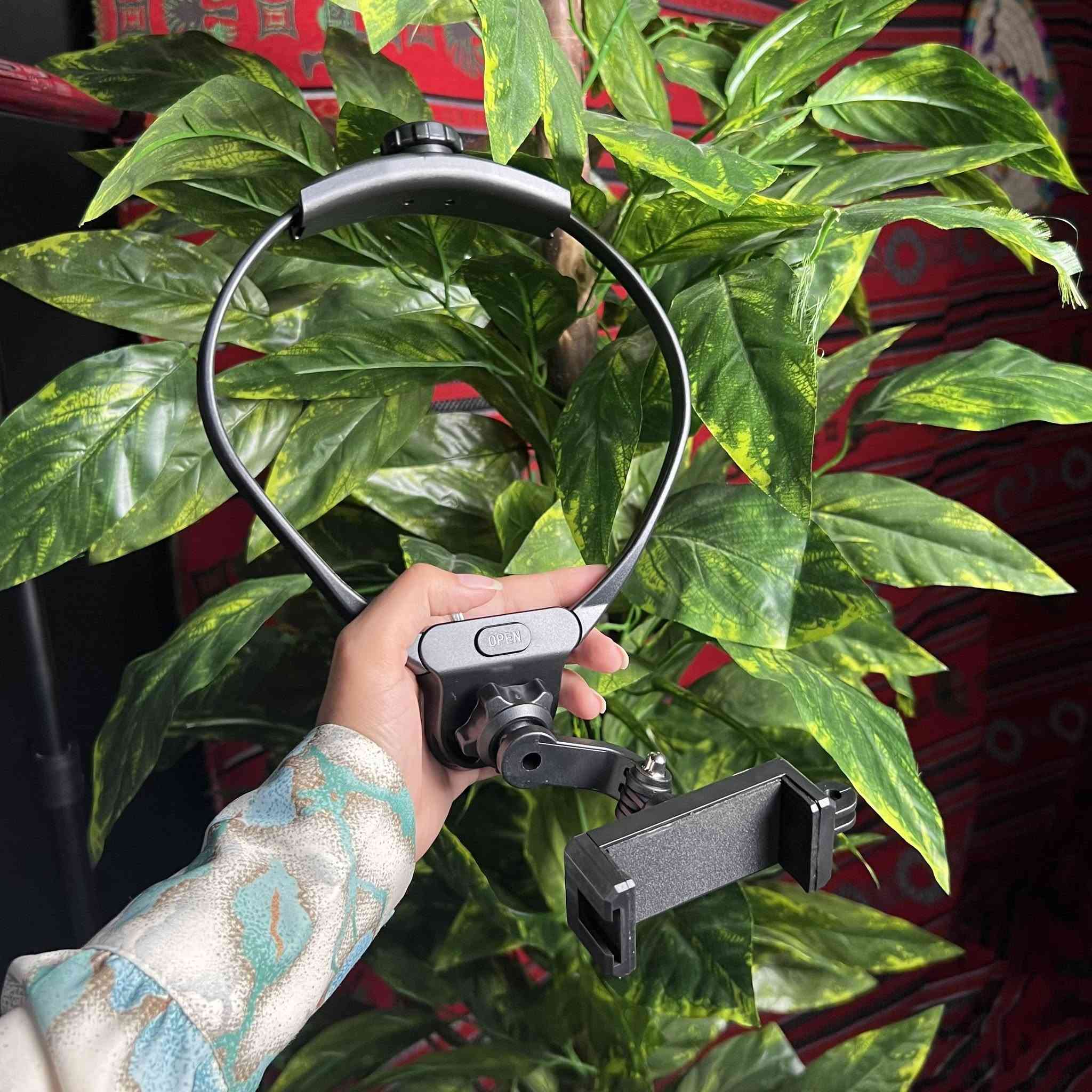حامل كاميرا وهاتف للرقبة Neck Holder Mount بتصوير منظور الشخص الأول
• حامل يُرتدى حول الرقبة لتثبيت الكاميرا أو الهاتف أثناء التصوير من منظور الشخص الأول (POV).

• مناسب لتصوير الفيديو أثناء الحركة أو الاستخدام باليدين دون الحاجة إلى حمل الجهاز بشكل مستمر.

• يدعم التصوير الأفقي والعمودي.

• مزود بمفصل كروي قابل لتعديل الزاوية حتى 360 درجة.

• يحتوي على زر فتح سريع (One-Touch Open) لتسهيل الاستخدام.

• يأتي مع حزام صدر قابل لتعديل الطول للمساعدة في تقليل الاهتزاز أثناء التصوير.

• نوع المنتج: حامل رقبة للكاميرا والهاتف (Neck Holder Mount)
• الاستخدام: تصوير منظور الشخص الأول (First-Person Video)
• زاوية التعديل: 360 درجة
• أوضاع التصوير: أفقي وعمودي

• التوافق:
كاميرات GoPro HERO 6 / 7 / 8 / 9 / 10 / Max
كاميرات الحركة المشابهة مثل AKASO وAPEMAN وCrosstour وXiaoyi وSony
الهواتف الذكية بعرض يصل إلى 7.8 سم

محتويات العلبة:
• حامل الرقبة Neck Holder Mount
• حزام صدر قابل للتعديل
• دليل الاستخدام (Product Manual)


**إذا كنت صاحب هذا الإعلان وتريد حذفه لأي سبب، رجاءا أرسل رسالة إلى الدعم الفني**