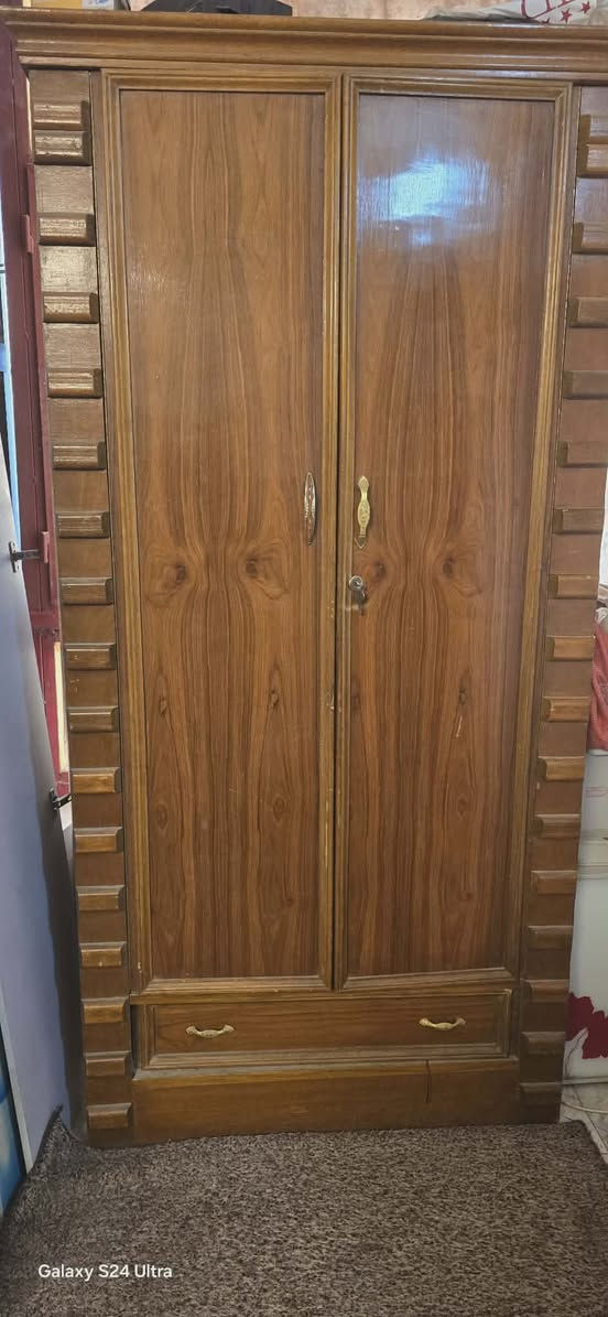 📌 للبيع – غرفة نوم خشب صاج داخل وخارج
📦 عدد القطع: 7 قطع
🚪 عدد الأبواب: 6 أبواب (تصميم طابقين)
📏 نوعية الخشب: صاج ثقيل – متينة وجودة عالية شغل توصاه 
🪞 المواصفات: بحالة ممتازة، 
📍 المكان: بغداد – حي البنوك
💸 السعر: مليون و100 الف 
📞 للتواصل والاستفسار:
📱 0772 260 7716
