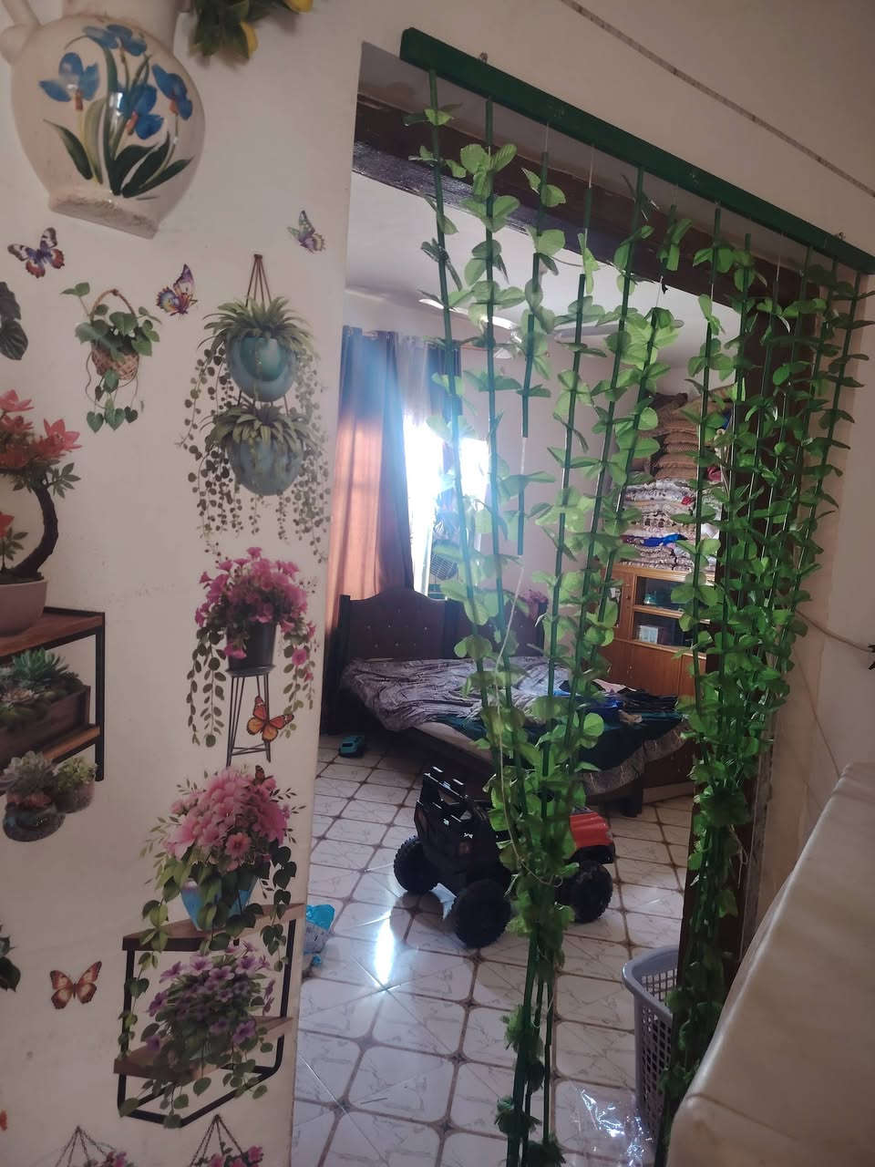 بيت للبيع الهاشمية حي أنصاف طابو زراعي بسمي سند ٢٥مساحه أكثر من ألف متر يحتوي عله ثلاث غرف نوم وهول ومطبخ معه حديقتين منفصلات حديقه المضيف وحد وحديقه البيت وحد معه حقل حلال معه محمية البناء جيد جدا تفاصيل أكثر اتصل ***********
