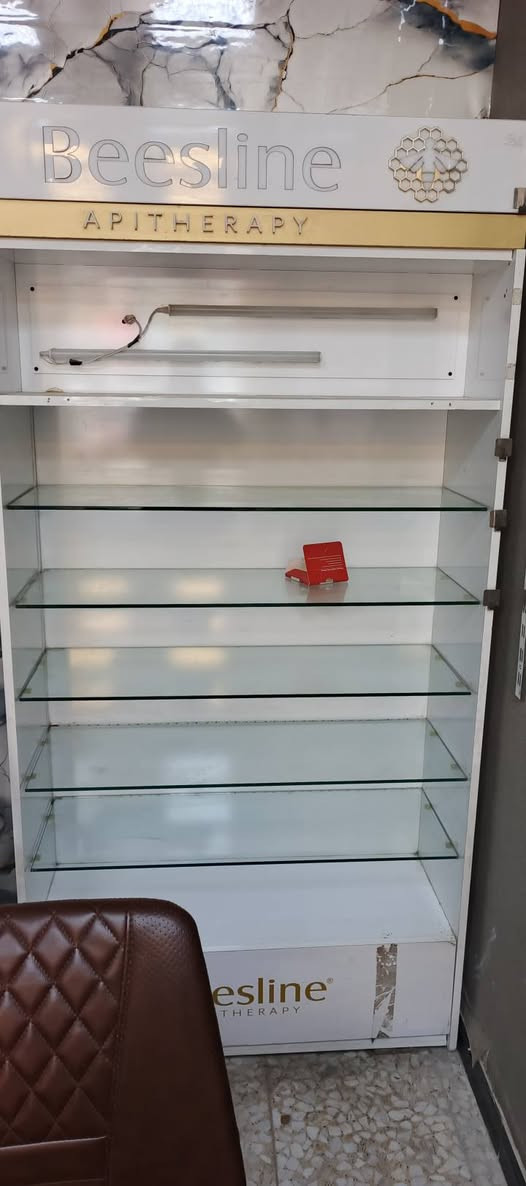 السلام عليكم باترينات عرض ملابس العدد 3 للبيع السعر 250الف *********** العنوان البلديات
