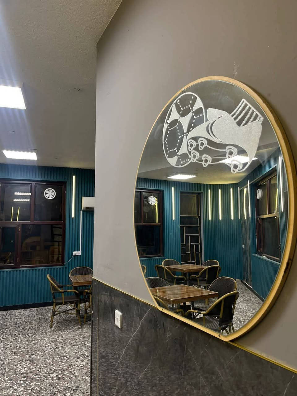 كوفي القادسية للبيع
سبالت عدد ٤تعليك 
سبلت كنتوري ١ 
شاشات عرض حجم كبير عدد 4
عارضه مشروبات غازيه 
سستم كاميرات 
بليارد عدد ثنين +مع كامل الملحقات تجهيز جديد
نراكيل طه اصدار حديث عدد ١١ 
نراكيل خشب عدد ١٠ 
بلي فايف 
بلي فور 
مجمده 
مطبخ يحتوي على كاونتر وطباخ وغلايات شاي وماء  وهيتر كهربائي ومناقل فحم
 وبور هواء 
كراسي عدد ٤٨ +ميوزه عدد ٨  + طلبلات عدد ١١ +نفاضات وحاويات قمامه 
+مكتب  وكرسي  
دومنه عدد ٦ +ورق +طاولي عدد ٣
مفرغات هواء عدد ٤
درج حجم صغير 
+مسواك العارضه والمعسلات. بقرب جامعة الفراهيدي خلف كليه الصيدله المستنصريه فوق أسواق النعناع
ابيع بسبب الظروف 
رقم الهاتف ***********
بالمناسبة كهرباء خصخصة يعني انسه كهرباء تطفه
