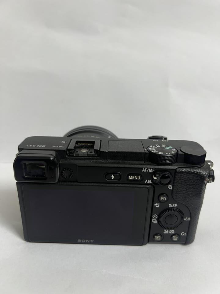 Sony a6400
كامرة سوني ٦٤٠٠ للبيع مع عدسة كت ١٦-٥٠ 
كارتونتهة وغراضهة كاملة قسم منهن ما مستخدمات اصلا 
تواصلو على الواتس اب فقط : ***********
