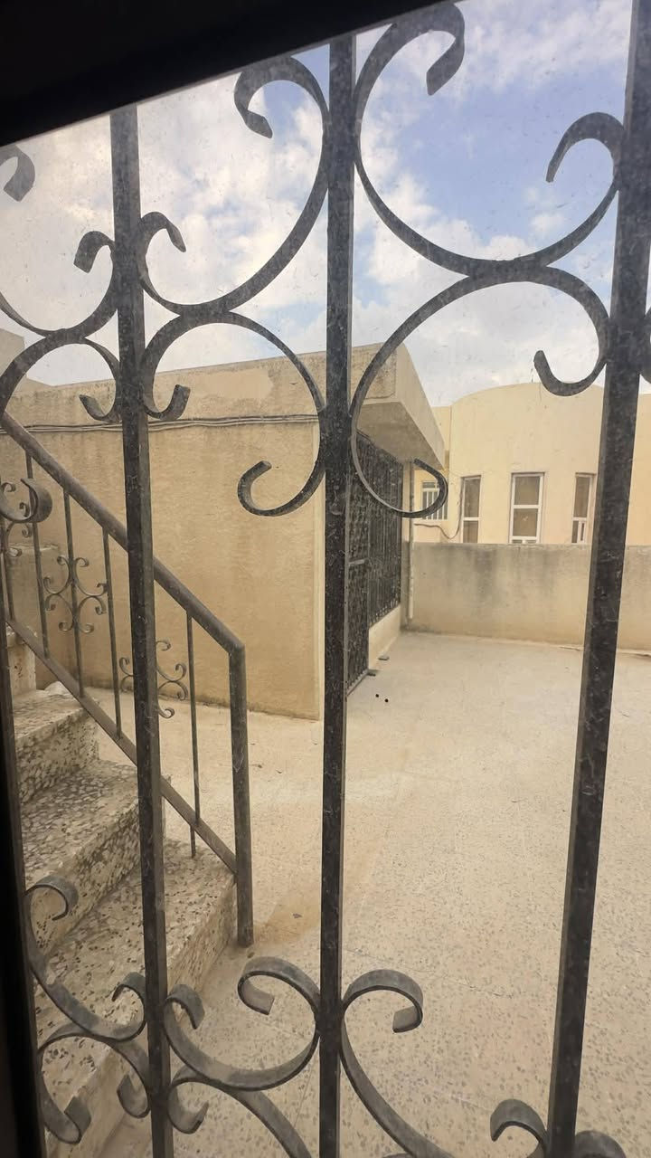 السلام عليكم بيت لليجار في حي النور تجاري قريب على معهد لرسه مساحه 600متر عدد الغرف 8هول مطبخ صحيات وستقبال كراج حديقه البيت حيل نظيف موقع مميزه التواصل ***********اسيا ***********
