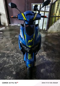 دراجة كهربائية زرقاء اللون بحالة ممتازة، تم تزيينها بملصقات رياضية جذا...