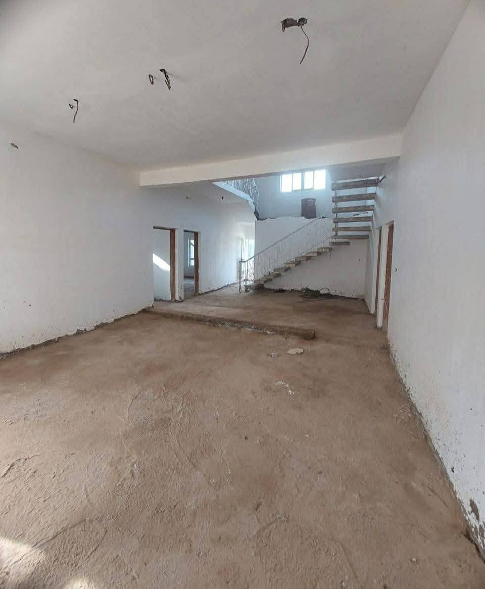 السلام عليكم دار سكن للبيع مساحتة 750م الوجة 20 والنزال 35 في الكوت منطقة حي الحكيم نزلة بيت خليفة بالقرب من الشارع العام شارعة 10م نقص بي تشطيبات البناء طابوق والسقف صب مسلح ويتكون البيت من غرفتين نوم وصالة واستقبال ومطبخ وصحيات داخلية وخارجية ومرقم من قبل البلدية السعر 85 وبي مجال الاستفسار تصال او وتساب ***********
