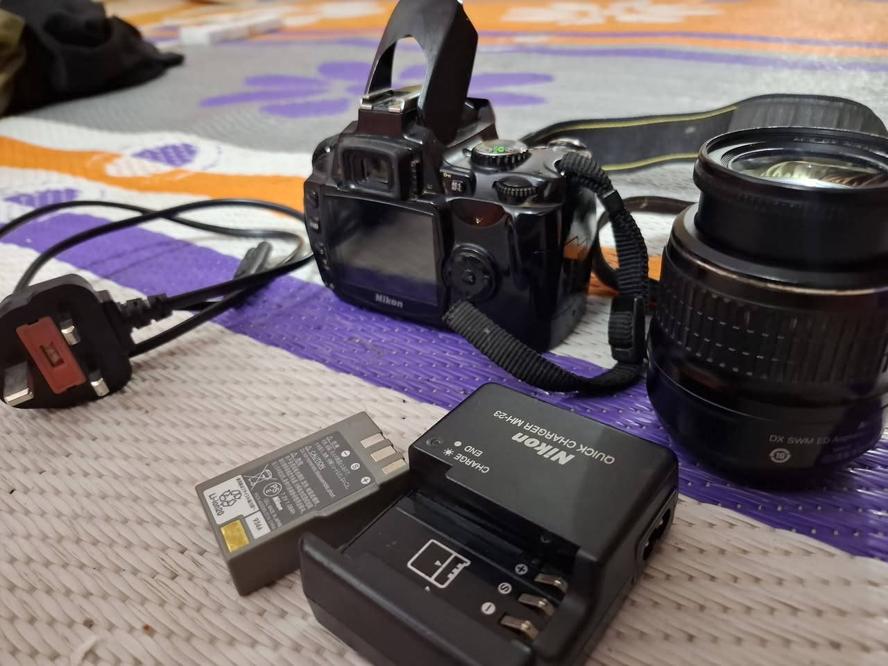 كامرة Nikon D40 ويه ملحقاته شاحنة أصلية عدسه 18_55 اطيك بيه ضمان ما مفتوح بيه برغي شرط شغل والفحص سعرة[ 225]يوجد توصيل اتصال( ***********)
