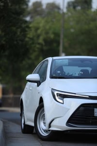 كورلا هايبرد 2025 ماشية 25 الف  بيها 4 رصعات بل قماره ما مبينة  فقط كر...