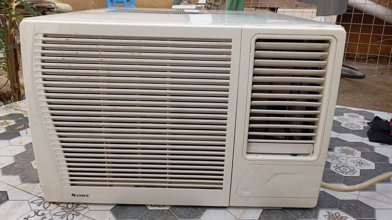 السلام عليكم مكيفات عدد 2 واحد كري شرط الشغل ماداخل تصليح 300 او بي مجال ولثاني كرافت بس مشحون غاز اصلي سعر 225 او بي مجال ***********
