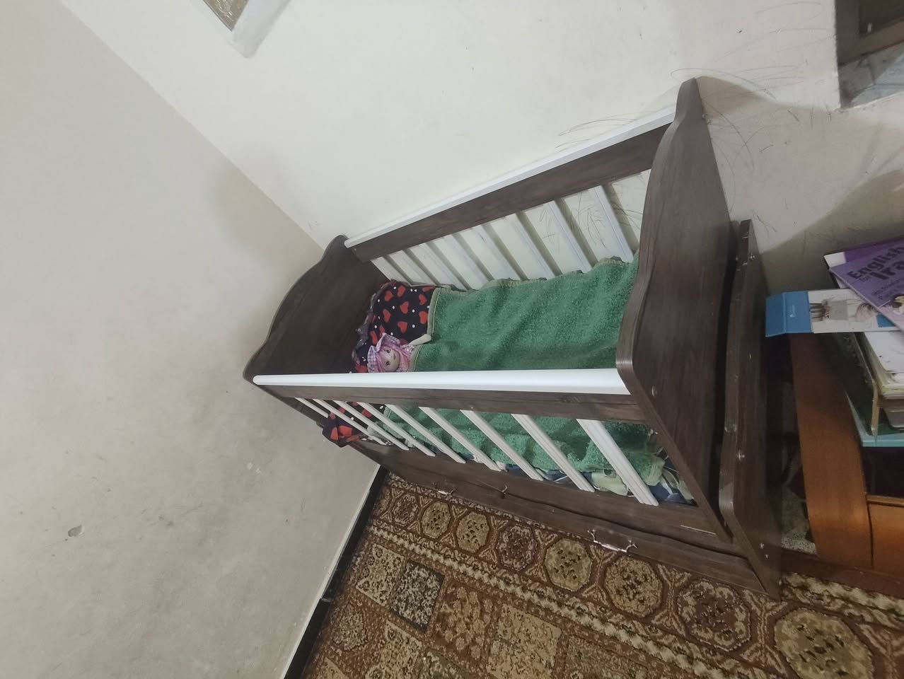 غرفة نوم 5 قطع  تتكون من.
سرير نفر عدد2 
مجر وسطي 
كنتور سلايد
ميز تواليت 
ترهم شبابية وترهم اطفال 
350 الف 
..........
سرير طفل ميكانو  صاج لحد عمر 6 او اكثر 100 الف
.............
سرير طفل تركي هزاز لحد عمر 6سنوات   75الف
............
نظافة الاثاث 85% 
شارع فلسطين 
*********** واتساب
