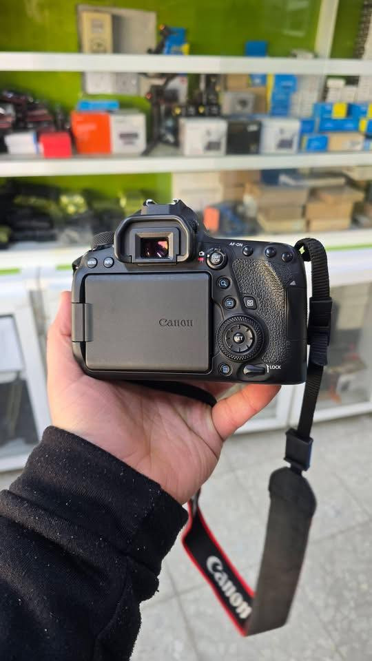 كانون 6 مارك 2 اخت الجديد فقط بدي
السعر مليون و 125 الف. شتر 11k

عدسه 70-200 نظافه 99‎%‎
سعره مليون و 425 الف 

مكاني بابل
***********
