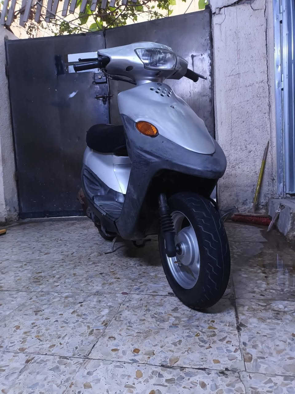 للبيع دراجه بيجي نضيفه شوفه عينك شرط معدل 60 ادامه كامله جوين وشافطه وتنضيف كابريتر وبلك جديد كلج خلفي  جديد وقايش جديد وخرز جديده بيها لايت زنون لونين ابيض واصفر اشاير بك لايت كله شغال هندر واحد باي وكت  نقصها فقط باتري السلف شغال بس ناقصه باتري مكاني بغداد الحرية 
للتواصل ***********
