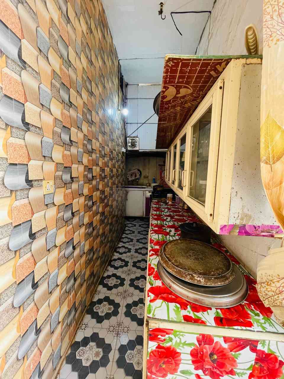 السلام عليكم أحبتي ♥️
الدار للبيع اضافه لذالك محل مساحتة 5*4

العنوان نزله سيد محمد قرب الإمام الحمزة  عليه السلام 

مساحة البيت الكليه    230 م

الواجه   12 م
النزال  20  م 

البيت يتكون من غرف  نوم عدد 2
كل غرفه مساحتها  عرض 4 طول 5

مساحة الاستقبال /7*4 / عرض 4 طول 7 م

مساحة المطبخ / 4 عرض طول 5
اضافه لذالك مطبخ بارد 

الصالة / عرض 4 طول 6

يوجد ممر داير مداير البيت

يتكون من صحيات داخليه وصحيات خارجيه

السعر والاستفسار أكثر تواصل مع صاحب البيت 

***********
***********
