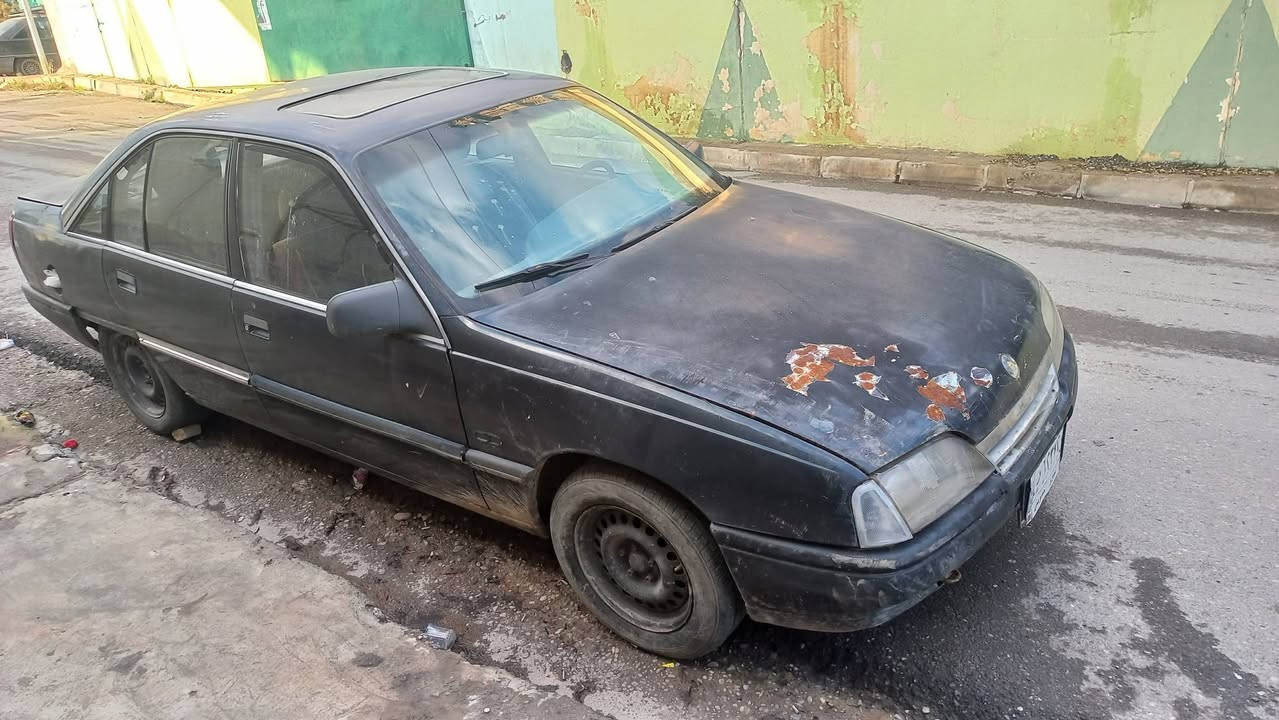 اوميكا حجم (24) مكينا وكير شغاله كهربايات كلها شغاله بس يحتاجلها تبديل طخم وايرات مكينا ضفيره ابيعها السياره ماتشتغل طافيه  موديل 90 رقم الماني سنويه خضرا كابون بانزين الشرعي بالسكر شرط التحويل الشاري اوجهو بالشرعي السعر 16 وبيها  مجال حك الجيه والباقي كدام العين عنوان حي الحدباء ***********...... رجآء  اقرالمنشور زين قبل ماتخابر
