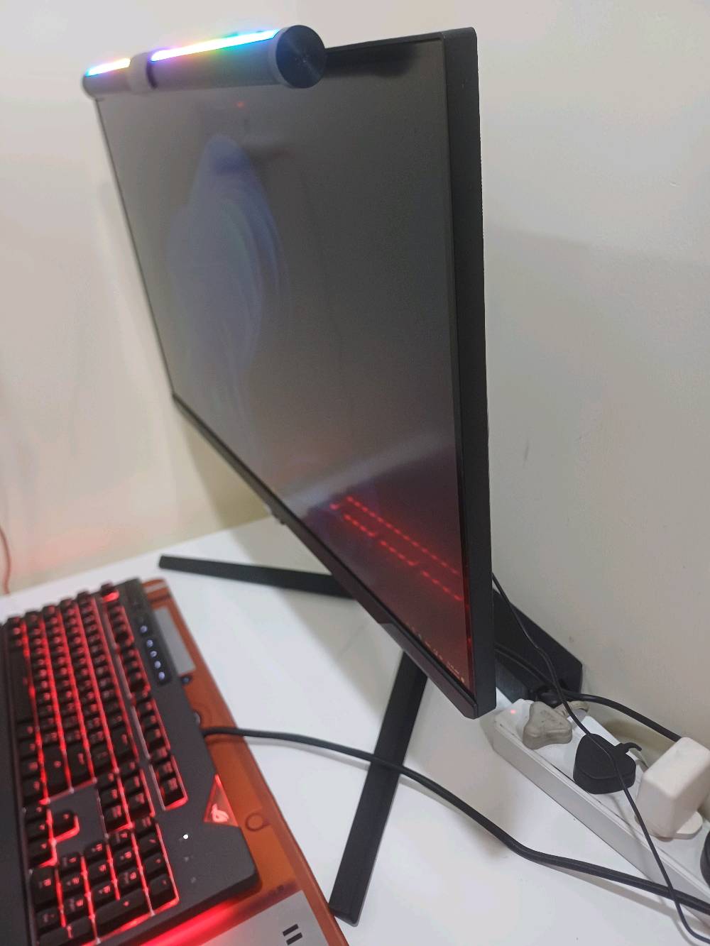 odyssy g7 للبيع 28 4k 144hz .. الشاشه نظيفه .. ابيع ب ٥٥٠ الف