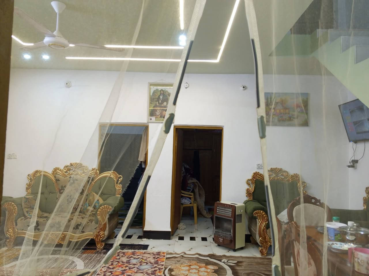 بيت ٢٠٠مترالقطعه بلديه معامله كاملة واصل للتقييم بدايت شارع قنبر على ساحه مع حديقة مقابل البيت السعر ٨٠وبي مجال ***********
