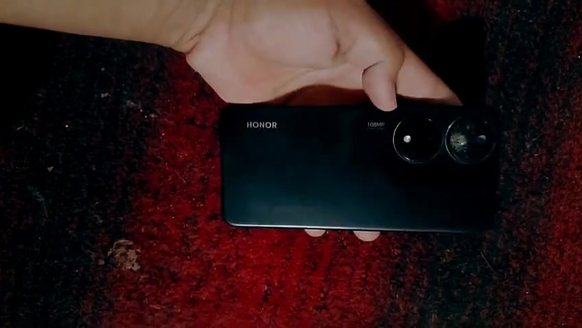 1. المواصفات الأساسية (العتاد)
المعالج: Snapdragon 680 (بدقة تصنيع 6 نانومتر). معالج اقتصادي، ممتاز للتصفح والمهام اليومية وتوفير الطاقة، لكنه ليس الأفضل للألعاب الثقيلة.
​الشاشة: بمقاس 6.8 إنش من نوع IPS LCD، وبدقة +FHD مع تردد 90Hz (يعطي سلاسة في التنقل). الشاشة جيدة جداً وتحتوي على ثقب صغير للكاميرا الأمامية.
​الذاكرة والتخزين: يأتي غالباً بذاكرة تخزين 256 جيجابايت مع رام 8 جيجابايت (ويمكن زيادة الرام افتراضياً من النظام).
​2. الكاميرات
​الخلفية (ثلاثية):
​الكاميرا الأساسية بدقة 108 ميجابكسل، تقدم تفاصيل ممتازة في الإضاءة النهارية.
​كاميرا زاوية واسعة (Ultra-wide) بدقة 5 ميجابكسل.
​كاميرا عزل (ماكرو/عمق) بدقة 2 ميجابكسل.
​الأمامية (السيلفي): بدقة 8 ميجابكسل وأداؤها مقبول.
​3. البطارية والشحن (نقطة القوة الكبرى)
​السعة: 6000 مللي أمبير، وهي بطارية ضخمة جداً تكفيك للاستخدام المكثف لمدة يومين بسهولة.
​الشحن: يدعم الشحن السريع بقوة 35 واط (الشاحن متوفر في العلبة).
​4. مميزات إضافية مهمة
​الصوت: يأتي بسماعات ستيريو (مزدوجة) صوتها عالي ونقي.
​البصمة: مدمجة في زر الطاقة الجانبي واستجابتها سريعة.
​الخدمات: يدعم خدمات جوجل بالكامل بشكل رسمي.
​الشبكات: يدعم شبكات الجيل الرابع 4G (لا يدعم 5G).
​خلاصة السعر مقابل القيمة: الهاتف خيار مثالي لمن يبحث عن شاشة كبيرة، مساحة تخزين واسعة، وبطارية تنسى شحنها، مع كاميرا أساسية قوية لتوثيق اللقطات اليومية، كل هذا بسعر اقتصادي ومناسب.


**إذا كنت صاحب هذا الإعلان وتريد حذفه لأي سبب، رجاءا أرسل رسالة إلى الدعم الفني**