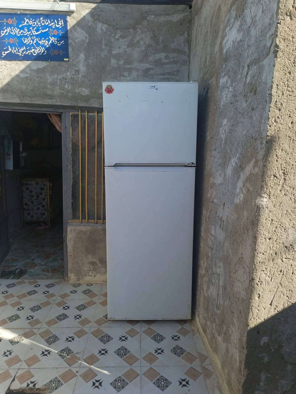 سلام عليكم ثلاجه للبيع نضيفه كلشي مابيها  سعرها 150 وبيها مجال عنواني كوفه براكيه شارع المعمل ***********
