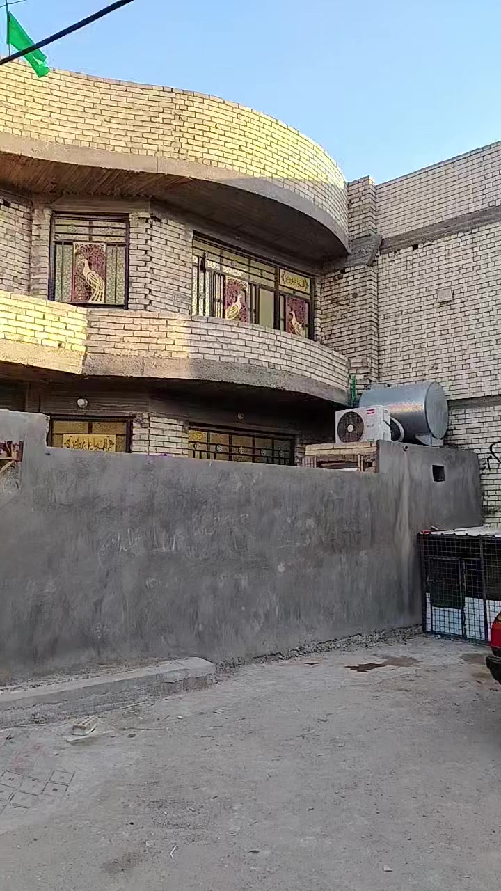 السلام عليكم  احبتي
دار للبيع المساحة 200متر طابقين

يتكون البيت الطابق الاول/إستقبال و مطبخ حار وبارد وهول وغرفة نوم ومناور اثنان. 

الطابق الثاني/غرفتين نوم وهول وصحيات. 

وباقي التفاصيل واضحة في الفيديو. 

للأستفسار *********** /المشتل حي الباقر الزراعي
