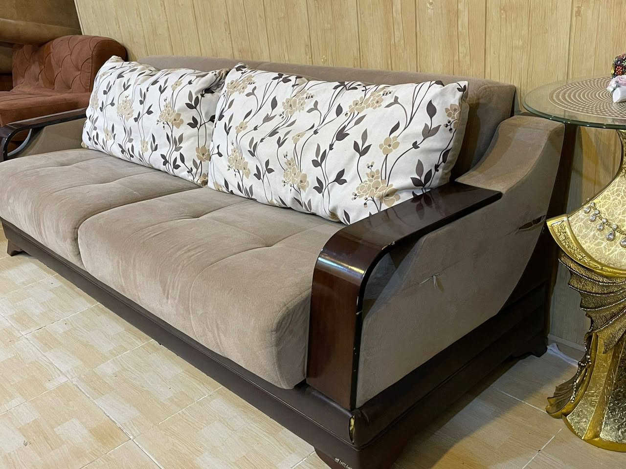 طخم قنفات للبيع تركي شركه استقبال وقلاب بوضع سرير ومخزن داخل طخم السعر 175وبي مجال  العنوان بحركه نوى رقم هاتف ***********
