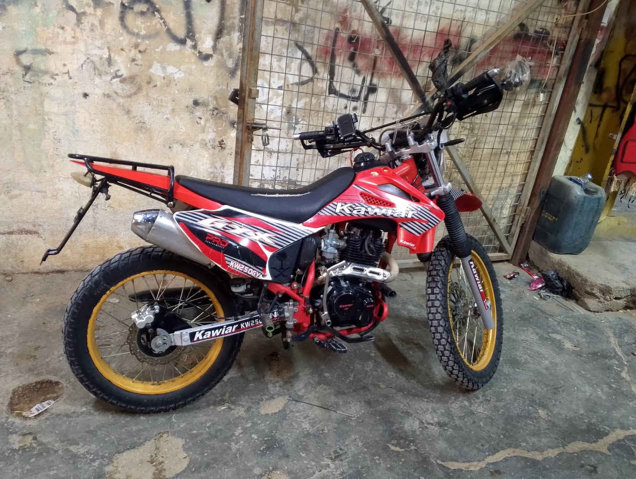 السلام عليكم دراجه قفاز كويار محرك 250 جاكوج موديل 24 دراجه خير من الله احله من الصور بيه ورقه وحده فقط 
السعر مليون و 200 وبي مجال مكان القائم حصيبه *********** ادمن وافق حبيبي
