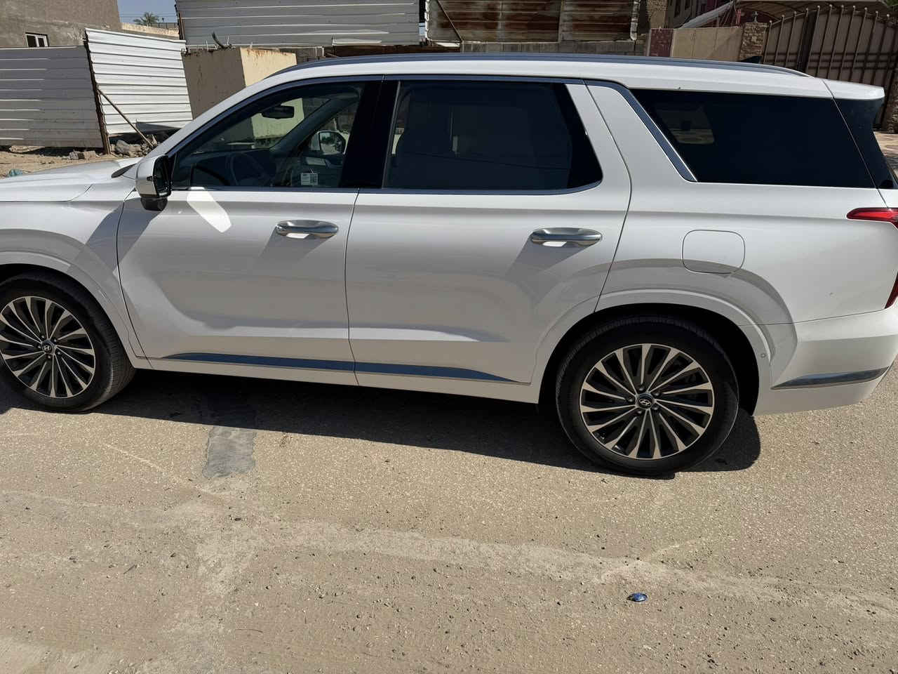 السلام عليكم
(بالسايد2024 امريكي)

فول مواصفات اعلى فئه بيهن كالكرافي

- رقم بابل شهداء

- شاشة عرض(داتا شو)

- المحرك3/800     <كير ومحرك مكفول

- بصمة تشغيل  +تشغيل عن بعد+تحريك ذاتي 

- بانوراما سقف ابيض كنتاره

-فتحة سقف عدد ٢

-سماعات من شركة هارمن كاردن  

-رادار امامي  + خلفي+رادار جانبي  

-حساسات امامي + خلفي 

-  كامرات عدد5  360 درجة  

-  كشنات كهربائي تدفئة وتبريد خزن ميموري 

- كشنات جلد اابيض ملكي+٧ راكب قلاب كهرابائي 

- انارة داخليه (محيطيه) + انارة دشبول لد 

- بردات جانبية

- تبريد مركزي امامي + خلفي منفصل التحكم

-تحكم ستيرن + شفتات

- تدفئة ستيرن 

- مرايا هيتر + تعتيم 

- صندوق كهربائي شفط

- وضعيات قيادة  ) فورويل 4X4

- ويل كب حجم  ٢٠ 

- اوتو هولد + نقطة عمياء 

- سايد بريك بصمة + مثبت سرعة

- شحن لاسلكي 

- إشارات بالمرايا  + إشارات جانبيه

- اوتو بريك 

- تحديد مسار

-شاشة ديجتال كبيرة

-تشغيل عن بعد .
داخل
 ابيض ملكي  
-  دفع رباعي

- نظام مانع انزلاق 

- نظام نزول منحدرات 

كشنات Vip منفصل 

والكثير من المواصفات لم تذكر بعد .

   ( حادث بنيد وربع جاملغ بدون دواخل)  **

مكاني بابل 

الاستفسار ***********
