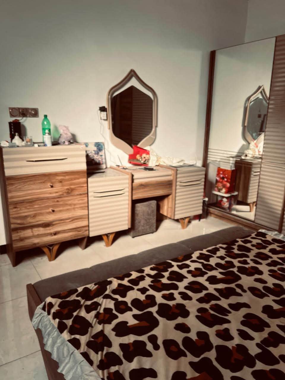 ✨ غرفة نوم مودرن للبيع ✨
للراغبين بالأناقة والجودة، غرفة نوم متكاملة بتصميم عصري ولون راقٍ يجمع بين الخشب والبني والبيج.
✅ سرير ملكي 
✅ دولاب ملابس كبير بأبواب سحاب مع مرايا
✅ تسريحة مع مرآة ومقعد
✅ كومدينة عدد (2)
✅ سحّارة (دروج) عملية
✅ بحالة ممتازة ونظيفة
📍 السعر: (مليون وربع)بي مجال 
📍 الموقع: (بغداد-دورة)
📞 للاستفسار والمراسلة:واتساب (***********_اتصال***********)
