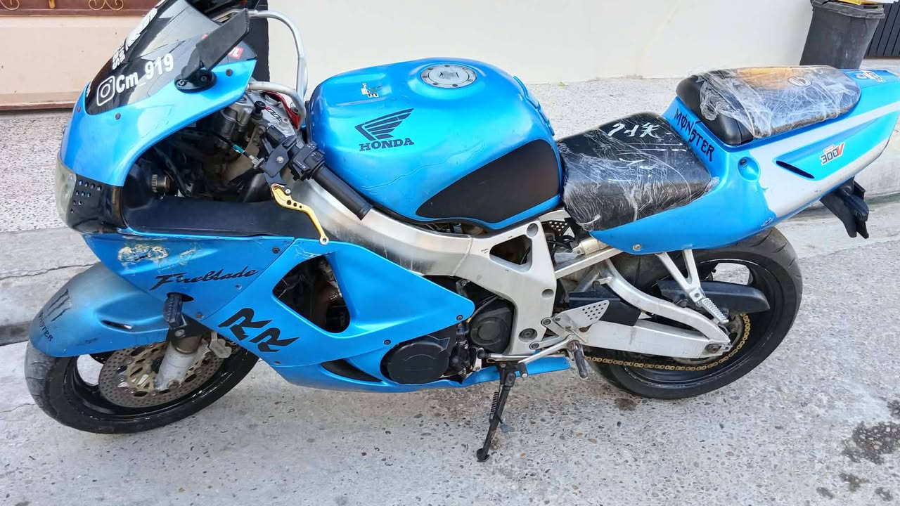 السلام عليكم...
مكلف بل نشر......صاحب الدراجة اتصال عل رقم 👍🏻
للبيع دراجة CBR 919🏍
دراجه كاملة ماناقصها شي محرك كير خير من الله 
1.2.3 بطناش ✈
 تراي وين ميعجبك وايرمنيا كلها شرط
دشبول كيجات شغالات 
 تايرات نضاف يرادلها شوية ترتيبات خارج والدراجه حلوه وكاعده 
 عنوان: موصل الجانب الايسر 
رقم تلفون *********** بي واتساب
