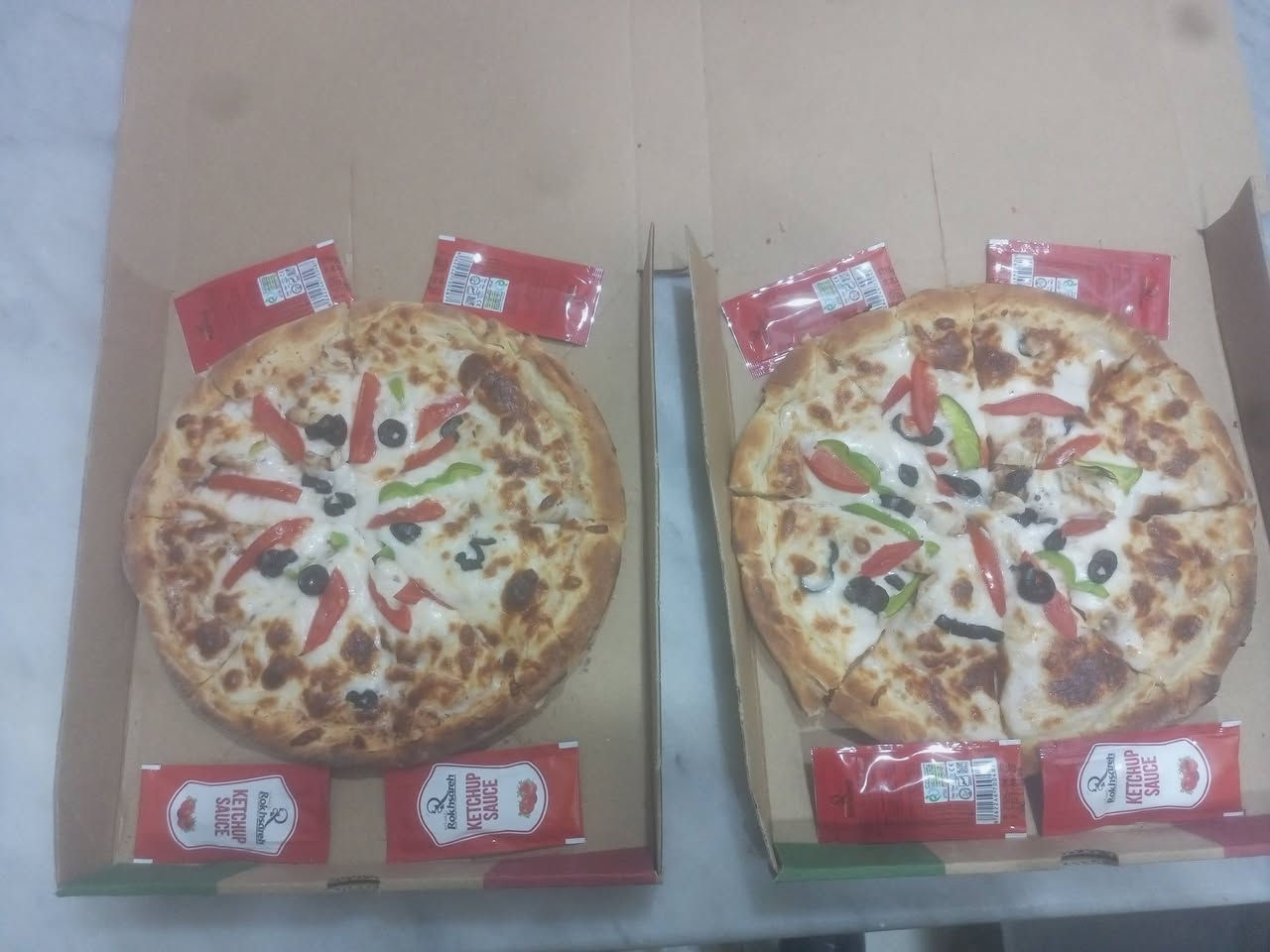 بسم الله الرحمن الرحيم
مطعم وماكولات شيك بركر
يوجد لديناء🧑‍🍳
بيتزاحجم صغير3🍕
بيتزا وصط/5🍕
بيتزه عائليه/7+10🍕
صاج دجاج+لحم🫔
بركر لحم 🍔
شاورمه دجاج🥙
من ل4 عصرآ ال12ليلآ ☀️
عنوان/ قبل نهاية #شارع30قرب #جامع_الحسنين 
#للطلب***********
#الجميع 
    مؤمل علي

