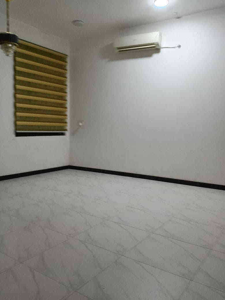 بيت للبيع طابو اسهم السفينة شارع الزهراء مساحة 240م طابق كرنكريت بناء حديث ثلاث غرف صالة واستقبال ومطبخ وكراج السعر 210 الاتصال ***********
