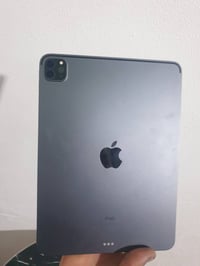 آيباد برو 11 • شاشة مكسورة • مستعمل خفيف