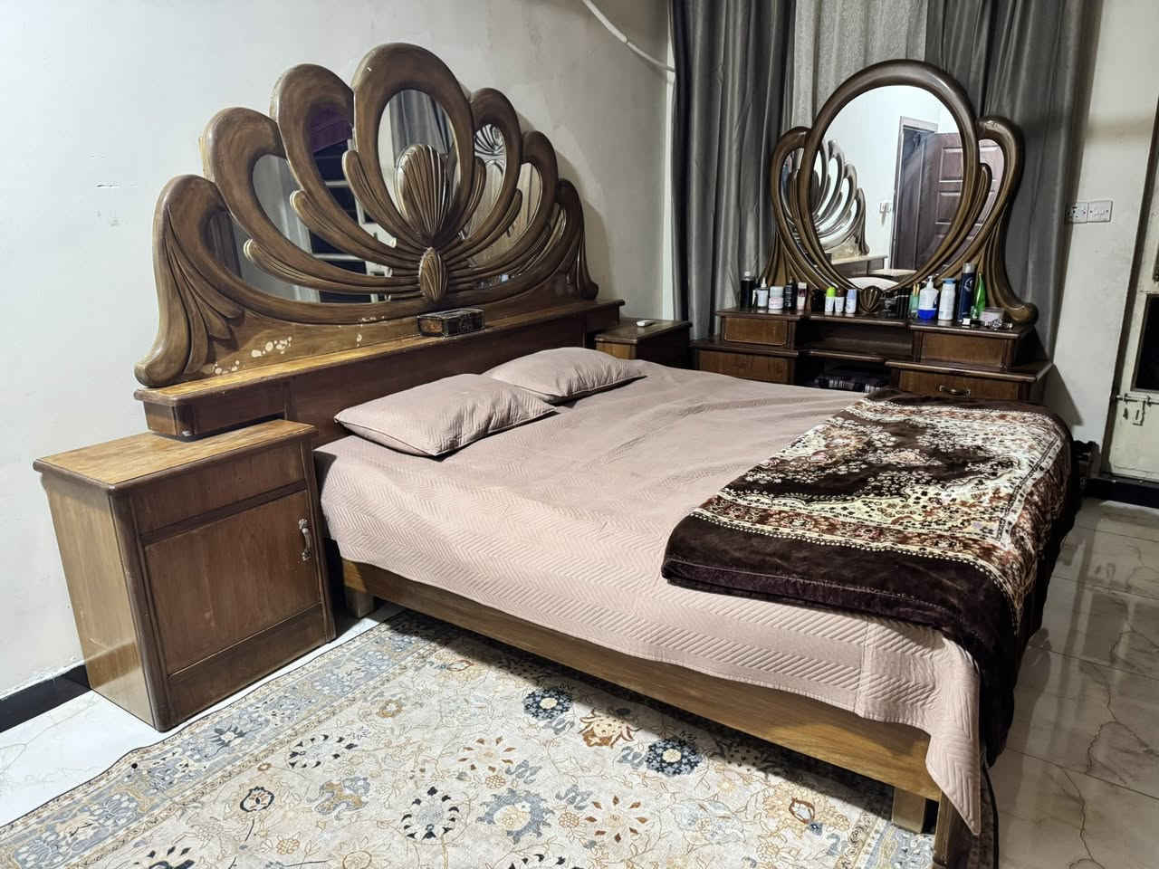 غرفة اريدها بمليون مشتريتها مسبقا ب٣ونص
خشب صاج عراقي ثقيل والغرفة ايظا ضخمة وثقيلة جدا 
للاتصال ***********
او الارسال خاص
