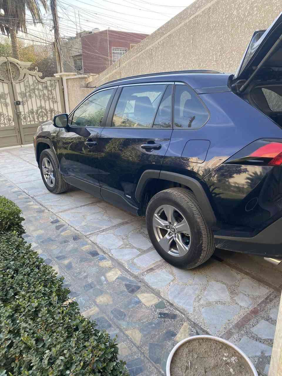 سلام عليكم 
 Rav4  XLE HYBRID
راف فور للبيع رقم بغداد ا فول ((حادث خفيف)) 1\1
———-////———
موديل 2024دخول جديد
——////———-
الموصفات :~
*فتحه سقف
*بصمه+ دخول ذكي
*رادار امامي 
*نقطه عمياء
*صندوق كهرباء
*شاشه كبيره تدعم كار بلي والنظام الحديث من تيوتا
*كشنات كهرباء
*هند بريك بصمه
*مودات اوامر صوتيه
*اوتو هولد
*كشنات لونين 
*كروس سرعه
*حساسات ضغط اطارات
*رادر بل مرئي
((بعد هواي مواصفات بيه)) 
———:///______
الحادث:~
الحادث  كما موضح بصور ((حادث خفيف))
((بدون قطرة صبغ سياره ))جاملغ نفس لون بشرط مبدل وبارد بحافة البنيد وبارد حافت باب فقط بدون دواخل سياره) 
السعر /238 ييه مجال  ماكو هيج راف فور على هيج ضربه خفيفه 
رقم الهاتف. 
***********
