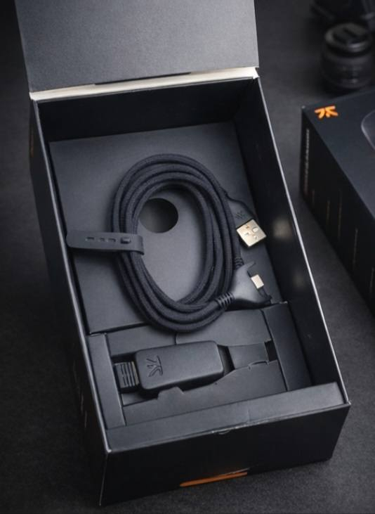 🔥 FNATIC BOLT Wireless Gaming Mouse 🔥
ماوس أصلي من شركة FNATIC العالمية، مخصص للألعاب الاحترافية وخصوصاً الـ FPS. يشتغل لاسلكي 2.4GHz بدون أي تأخير، ويعتمد على مستشعر PixArt PAW3370 بدقة توصل لحد 19000 DPI حتى يعطيك تحكم وسرعة تتبع عالية جداً.
وزنه خفيف تقريباً 67 غرام فمريح بالاستخدام الطويل وما يتعب اليد، ويا بطارية قوية تدوم لحد 110 ساعات بالشحنة الواحدة.
الأزرار من نوع Kailh GM 8.0 سريعة وعمرها طويل، والسكّرول ناعم ودقيق. تصميمه Symmetrical يناسب أغلب أنواع المسكات، والشحن يتم عن طريق USB-C، ويحتوي على ذاكرة داخلية لحفظ الإعدادات مع دعم برنامج FNATIC للتخصيص.
الماوس نظيف جداً وشبه جديد، والكرتون كامل ويشمل (الماوس، الدونگل الأصلي، سلك الشحن).
💰 السعر المطلوب: 85 ألف مع التوصيل 
💵 سعره الجديد عالمياً: 95$
.


**إذا كنت صاحب هذا الإعلان وتريد حذفه لأي سبب، رجاءا أرسل رسالة إلى الدعم الفني**