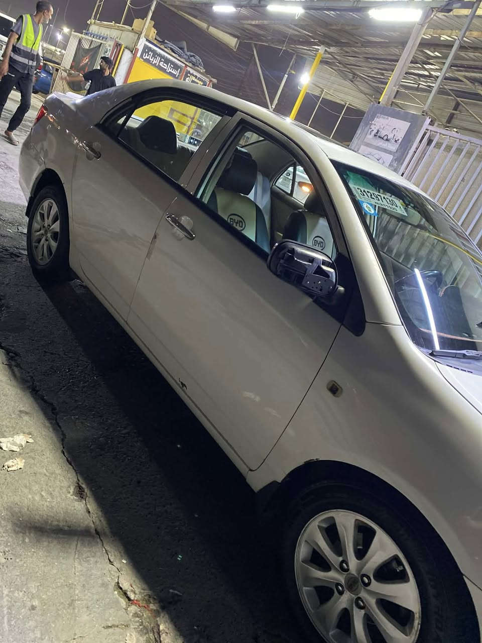 السلام عليكم من رخصة الادمن بي واي دي f3  اوتماتيك موديل 2012 بيها طخات بسيطه مابيها صبغ السياره مكينتها بيها تبخير وبوري التبريد الحار طاك فقط  مواصفاتها 4 جام كهرباء وفتحة سقف وشاشه وكامره ماشيه 199  حجم المكينه 1600 السعر 53 وبيها مجال بسيط  عنوانها بغداد الشعب رقم الهاتف ***********
