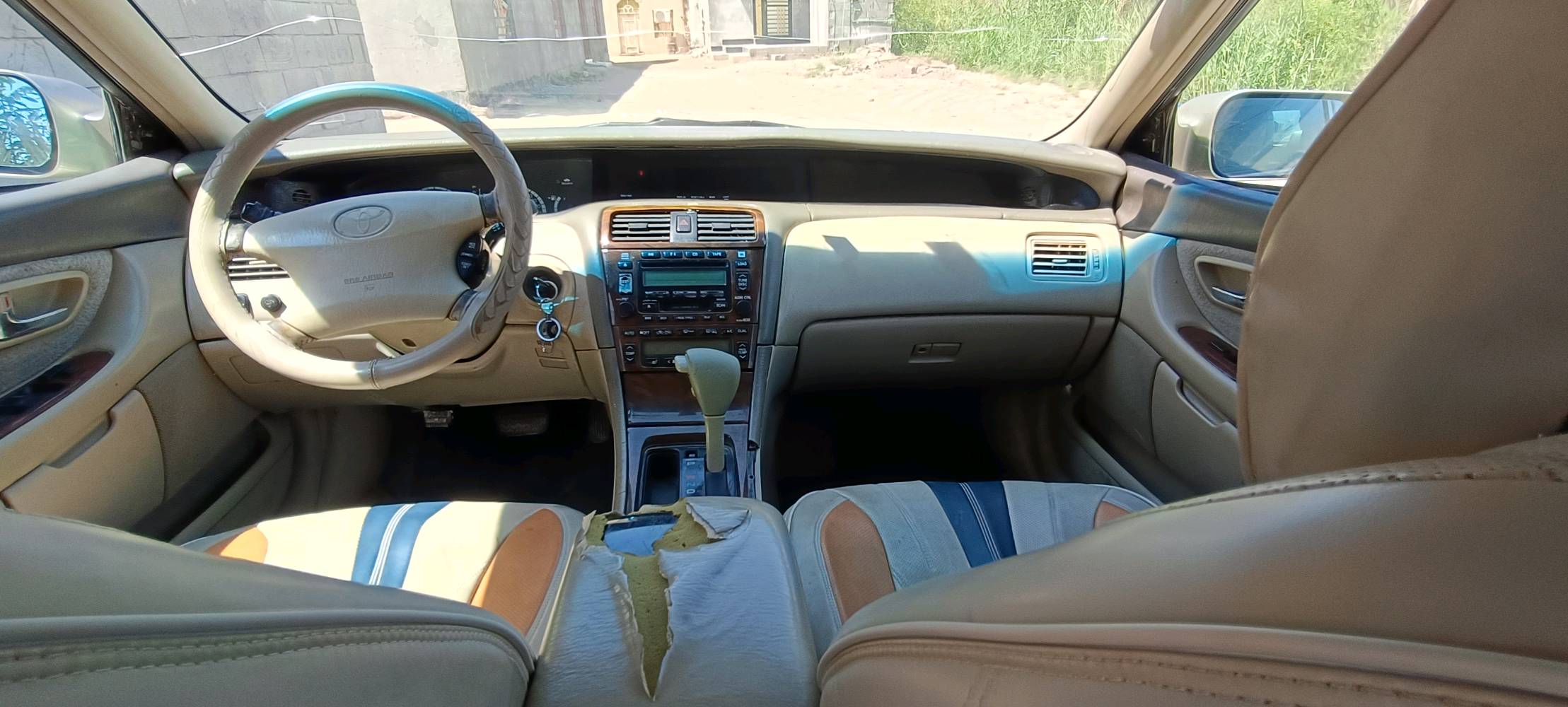 تويوتا افيلون موديل 2001 أمريكي 
تحويل مباشر السيارة بأسمي 
سنوية لشهر 8 
محرك V6 vvt 
حدادة 60 بالمئة 
تبريد ثلج منظومة جديدة صار شهر من بدلتها 
محرك بيه تبخير وبيه صوت بس بداية تشغيل 
گير نظيف وما بيه تأخير ولا عته 
اللون ذهبي مثل ما واضح بالصورة 
مصبوغة عام جمالية 
مكفولة من الظربة وشرط الفحص اخذها وافحص وين ما يعجبك 
تايرات نظيفة 
السيارة جاهزة ماعدا شغلات بسيطه تحتاج ترتيبات