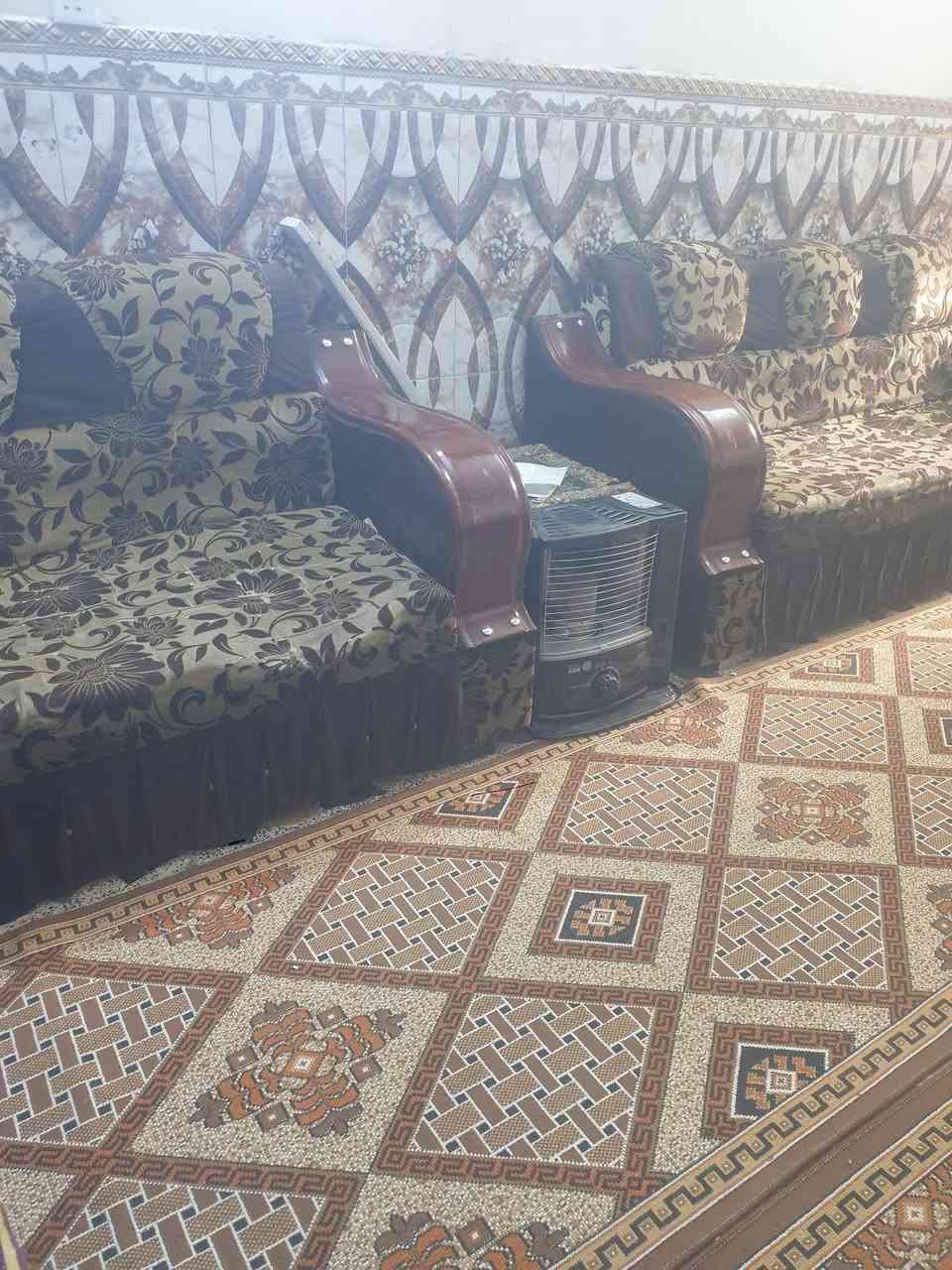 السلام عليكم اغراض مستعمله للبيع بسعر مناسب الي يريدهن يتصل او يراسلني ع الواتساب *********** العنوان مدينه الصدر
