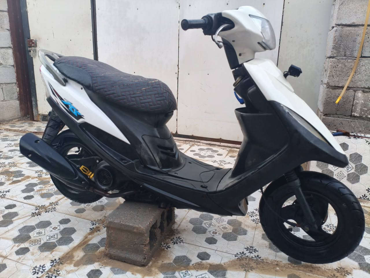 السلام عليكم 

للبيع فقط 

ماكس عدلة نظيفة سلف هندر كهربائيات كلها شغالة بس عداد البنزين واكف 

محرك بلاد 49 لا تنقيص لا تبخير ناعم كلش ما مفتوح 
دبلات امامي خلفي شغال  
السعر 800
واتساب ***********
