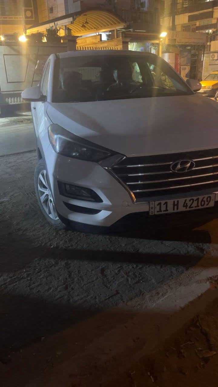 � هيونداي توسان 2021 – وارد أمريكي
🔹 الحادث: جام لغ + بنيد، وتمت الصيانة بالكامل ورجعت مثل الوكالة
🔹 الممشى: 20 ألف ميل فقط
🔹 السيارة منصوبة ونظيفة جدًا، شغل شركة
🔹 الفحص: على القياس

⚙️ المواصفات:

 • محرك GDI 2000
 • داخلية لونين أسود + بيج
 • تحكمات ستيرن
 • شاشة لمس
 • كاميرا خلفية دوّارة
 • 3 أنظمة قيادة
 • نظام صعود المنحدرات
 • هاند بريك دگمة
 • فور ويل (دفع رباعي)
 • تخم داير جديد
 • بطارية جديدة
 • منظومة بنزين كاملة
 • السيارة تشغل وتطلع بدون أي مشاكل
 • نقص واحد فقط
 • أدما كاملة

💰 السعر: 165
🤝 البيع مجال

📄 التسجيل:

 • رقم بغداد (إنكليزي)
 • باسمي
 • الموقع: بغداد – البلديات

📞 رقم الهاتف:
***********
