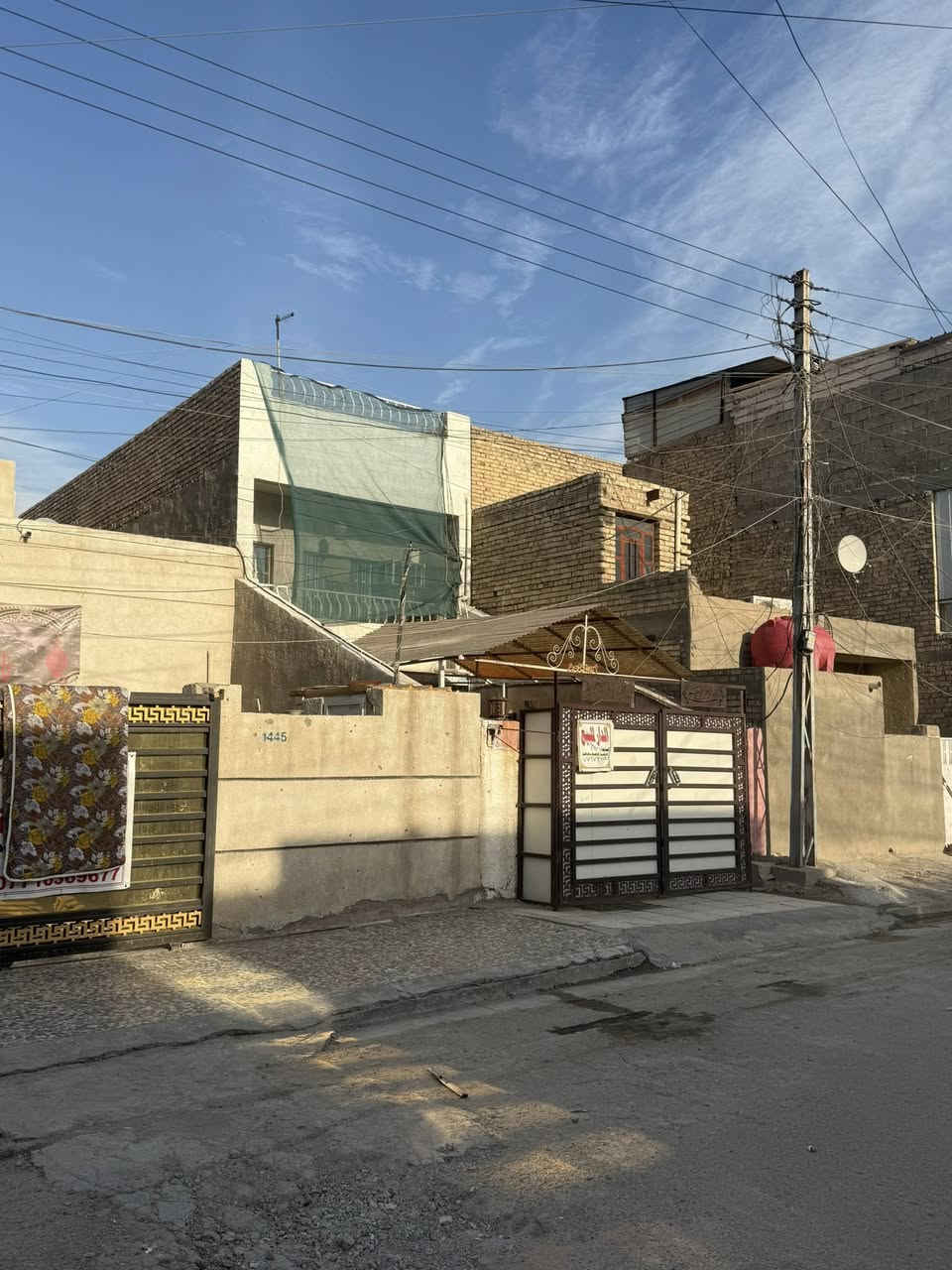 السلام عليكم بيت للبيع منطقة حي اور قرب الشعب قرب جامع عمار بن ياسر بناء تسعينات ٩٠متر  طابقين لتواصل على هذا الرقم ***********
