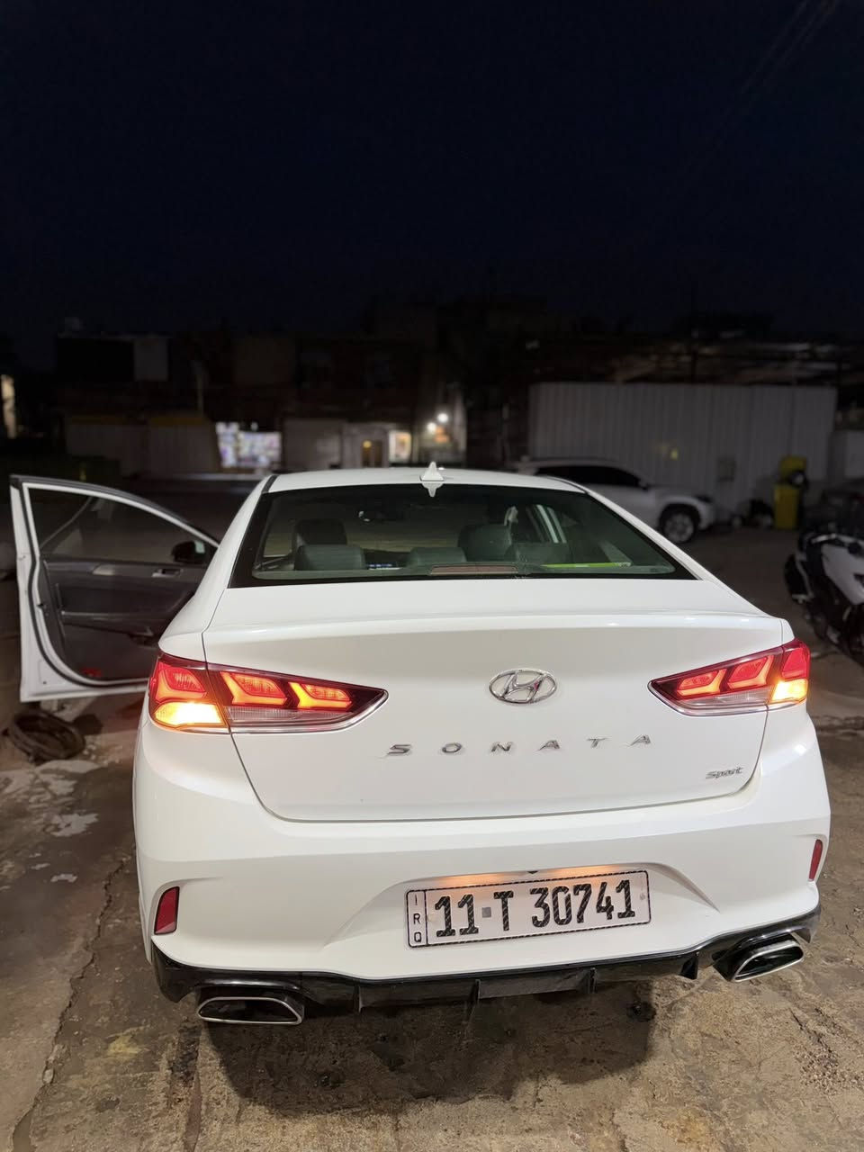 سلام عليكم سوناتا موديل 2019 ماشية 110 الف سياره حلوه ونضيفه  حادثها كلين باب الصدر مبدل جاملع شوية مصبوغ بجم كبس سليم جداً محرك 2400 رقم بغداد تحويل ثاني يوم مكان السياره بغداد شارع فلسطين الرقم *********** السعر 155 وبيها مجال
