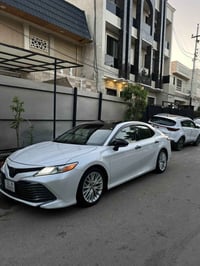 كامري 2018 xle فول 1/1 رقم بغداد بااسمي حادثه قبق الصندوك وجاملغين واح...