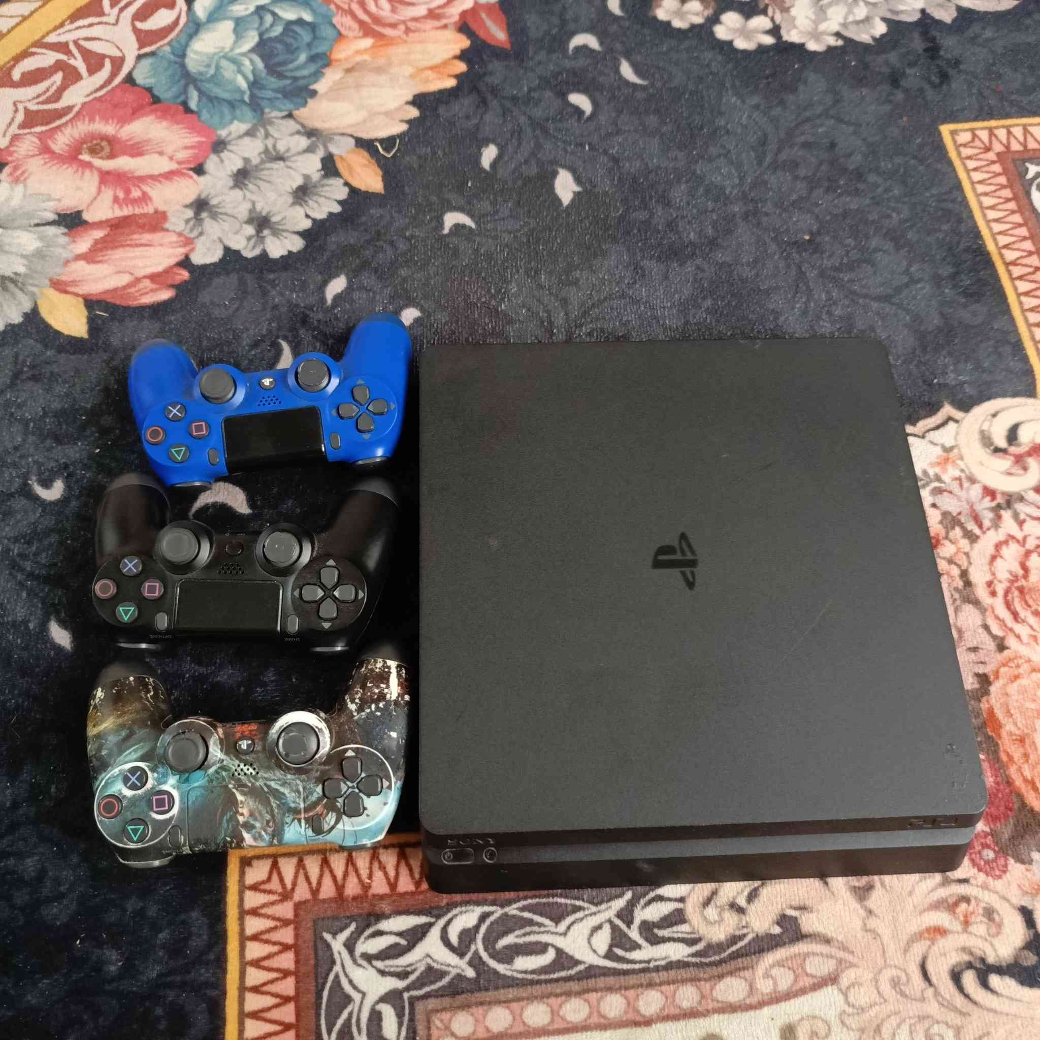 سلام عليكم بلي 4 كامل الملحقات مع 3 جوستك وقرصين فيفا 18 واله الحرب وداخل الحساب فيفا 23 جهاز نضيف جدا مساحته نص تيرا سعر 225 وبيه مجال مكاني بغداد رقمي ***********
