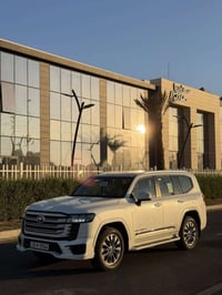 لاندكروز 2024 gxr ابيض زيرو  سعرها 685 ورقة  السيارة زيرو كفالة عامة  ...