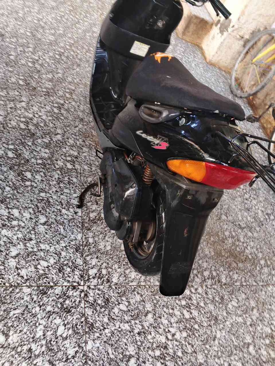 السلام عليكم دراجه للبيع ساسوكي مصطره مفتوحه مره وحده مكينه ناعمه اوراق شغاله من طول  السعر 300 وبيه مجال المكان حي المعلمين الجديد ***********
